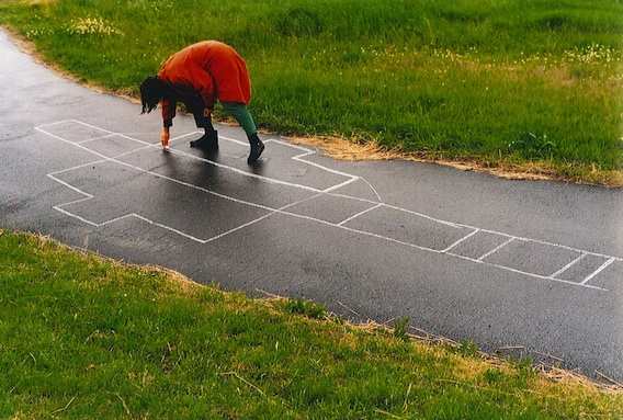 5_Abwicklung im erweiterten Raum_Kreide auf Asphalt